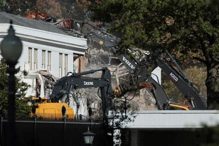 Barron's: Caterpillar Could Crush Trump's Infrastructure Plans