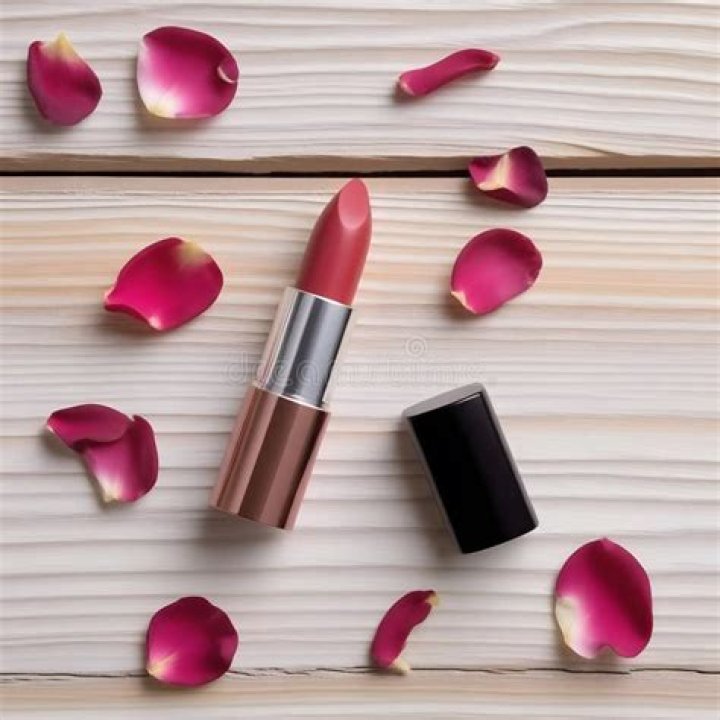 Striking Roses: A Touch Of Accents To Enhance Beauty