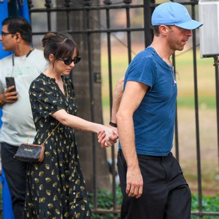 The Significant Age Difference Between Dakota Johnson And Chris Martin: Exploring The Dynamics