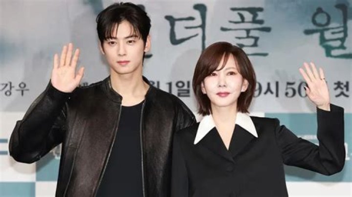 Uncover The Truth: Who Is Cha Eun Woo Dating?